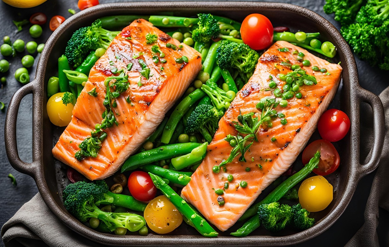 Varietà di alimenti ricchi di omega-3, come pesce, noci e semi, su un tavolo.