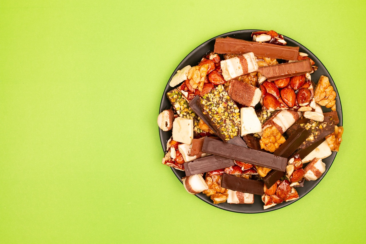 Barrette energetiche fatte in casa senza zuccheri, ingredienti naturali su un tavolo di legno.