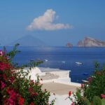 Panorama di Capri e Ischia in primavera, evidenziando la bellezza naturale delle due isole.