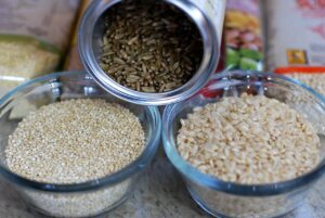 Cereali integrali in una ciotola, simbolo di energia e salute per una dieta equilibrata.