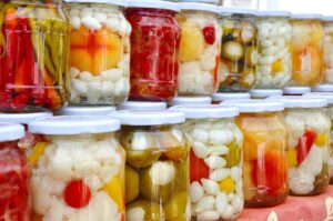 Barattoli di cibi fermentati come kimchi e yogurt, simbolo di salute e benessere alimentare.