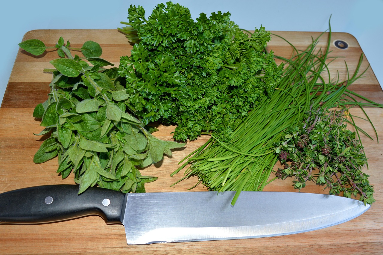 Erbe aromatiche fresche su un tagliere, pronte per insaporire i piatti e migliorare la salute.