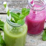 Frullato detox verde con frutta e verdura fresca in un bicchiere, ideale per disintossicarsi.