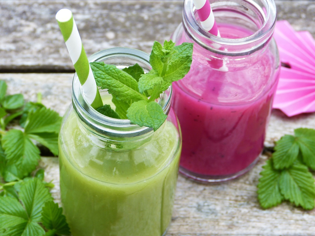 Frullato detox verde con frutta e verdura fresca in un bicchiere, ideale per disintossicarsi.