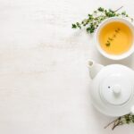 Tazza di tè verde fumante, simbolo di un metabolismo attivo e supporto alla perdita di peso.