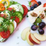 Immagine che illustra diversi alimenti comuni e i segnali delle intolleranze alimentari.