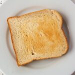 Fette biscottate con etichetta di marca controversa, simbolo di potenziali danni alla salute.