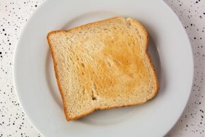 Fette biscottate con etichetta di marca controversa, simbolo di potenziali danni alla salute.
