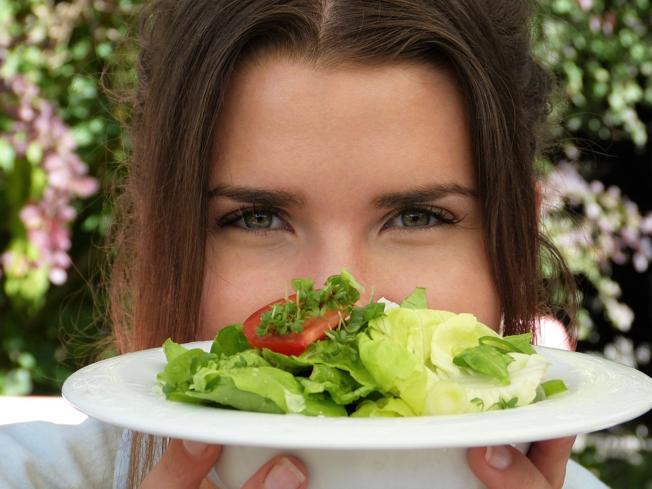 Persona che pratica il mindful eating, gustando un pasto sano con attenzione e serenità.
