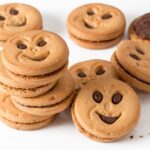 Biscotti di diverse marche con etichette evidenziate, suggerendo quali evitare al supermercato.