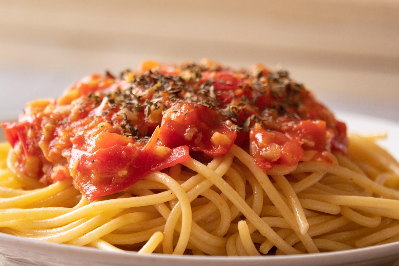 Un pentolino di salsa di pomodoro fresca con pomodori e basilico, pronto per condire la cena.