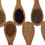 Sette superfood colorati disposti su un tavolo, pronti per rivoluzionare la tua dieta.
