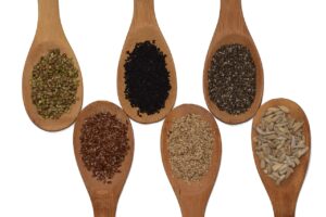 Sette superfood colorati disposti su un tavolo, pronti per rivoluzionare la tua dieta.