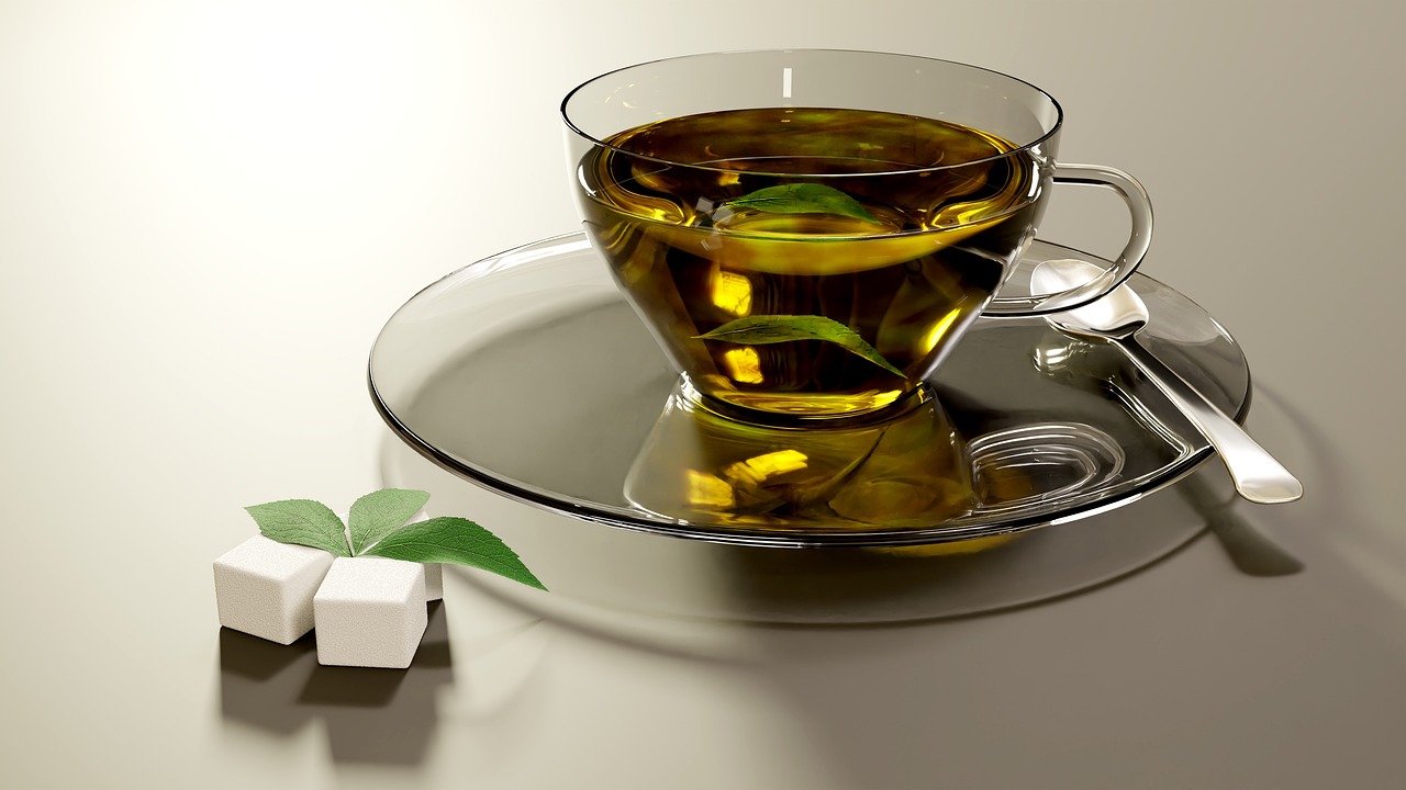 Tazza di tè verde fumante su tavolo, simbolo dei benefici quotidiani per la salute.