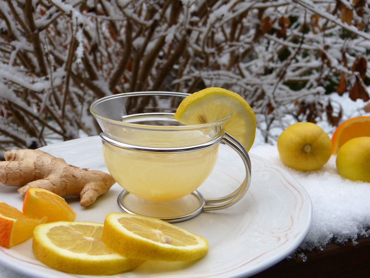 Bevanda calda a base di zenzero e limone in tazza, ideale per combattere l'influenza.